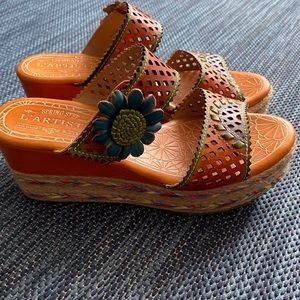 Espadrille wedge sandal by L’Artiste. Great summer sandal in a size 9